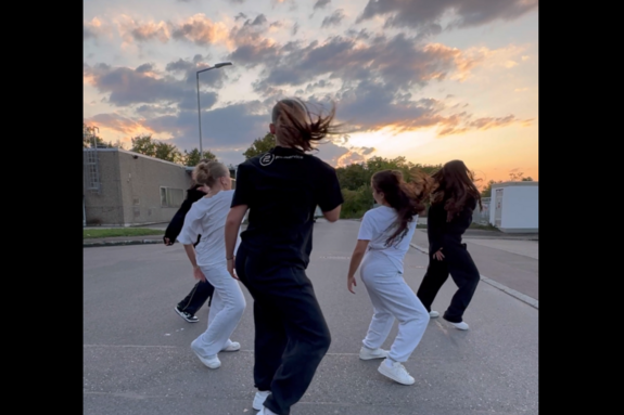 Mädchen tanzen im Musikvideo